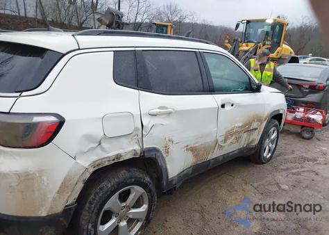 2019 Jeep Compass Latitude 4X4 z USA, uszkodzony, nr VIN 3C4NJDBB8KT703991